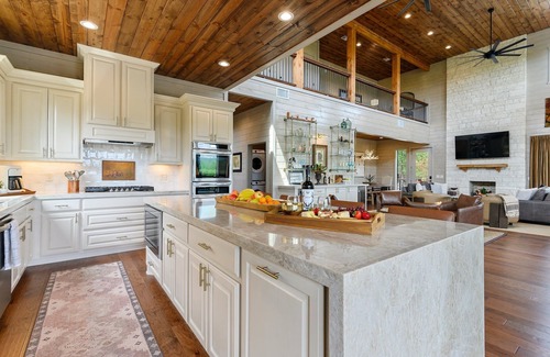 Pickens Cabina | The Overlook w/ Outdoor Pool, EV Outlet, Unbelievable Views, Pickleball