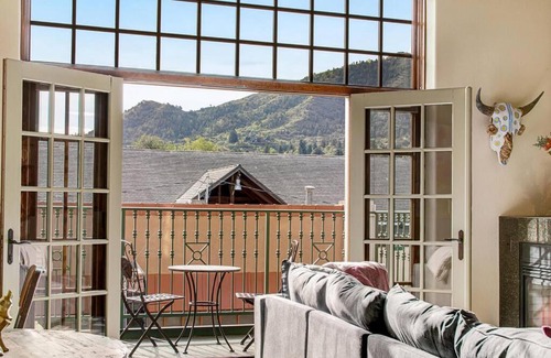 Manitou Springs Historic District Casa | The Owl's Nest @ Manitou: Mtn Views on Main Street