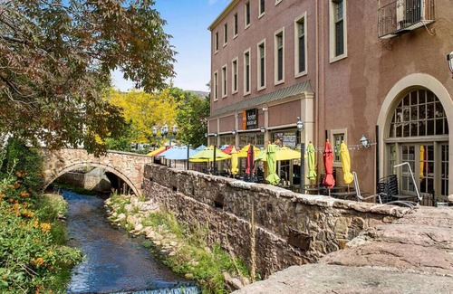 Manitou Springs Historic District Casa | The Owl's Nest @ Manitou: Mtn Views on Main Street