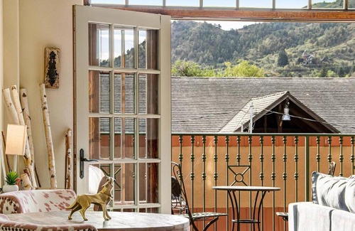 Manitou Springs Historic District Casa | The Owl's Nest @ Manitou: Mtn Views on Main Street