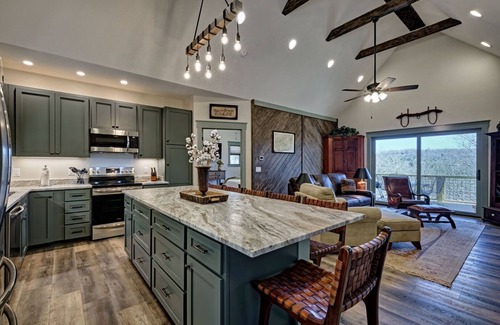 Mirror Lake Casa | The Owlery, Walk to Town