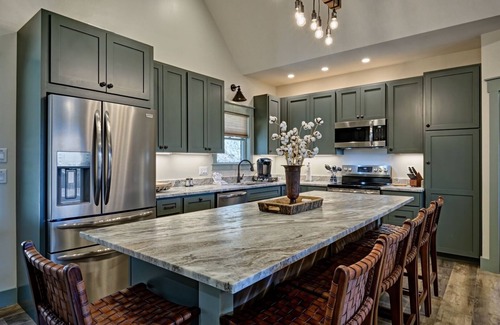 Mirror Lake Casa | The Owlery, Walk to Town