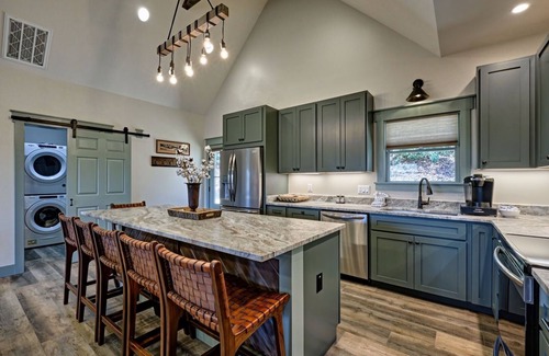 Mirror Lake Casa | The Owlery, Walk to Town