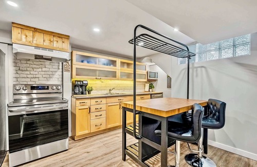 Northwest Calgary Casa | The Owlet PetsOK NWCalgary QueenBD PrivateSuite