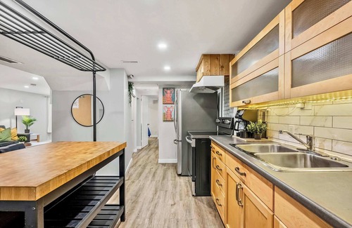 Northwest Calgary Casa | The Owlet PetsOK NWCalgary QueenBD PrivateSuite