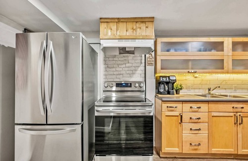 Northwest Calgary Casa | The Owlet PetsOK NWCalgary QueenBD PrivateSuite