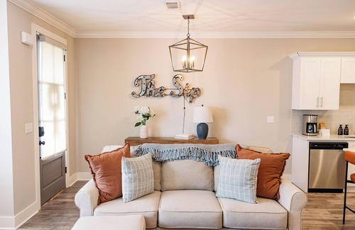 Oxford Casa | The Oxford Edit is a new 3BR/3.5BA townhome minutes from campus and the Square. Purple® mattresses, designer décor, a smart TV, Wi-Fi, and a pool nearby—perfect for game-day weekends, family visits, or stylish Southern escapes.