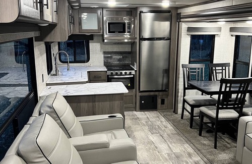 Linn Creek Casa | The Ozarks Travel Trailer Luxury