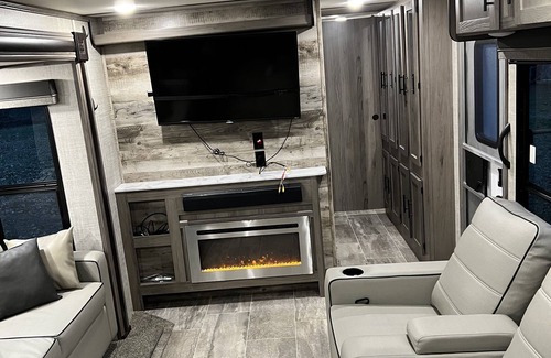 Linn Creek Casa | The Ozarks Travel Trailer Luxury