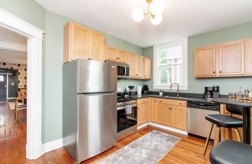 Cherokee Triangle Casa | The Paddock ~ 5BR Class & Fun In One! Hot Tub, Fire Pit, Mini Golf, Walkable