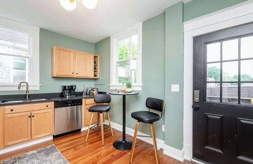 Cherokee Triangle Casa | The Paddock ~ 5BR Class & Fun In One! Hot Tub, Fire Pit, Mini Golf, Walkable