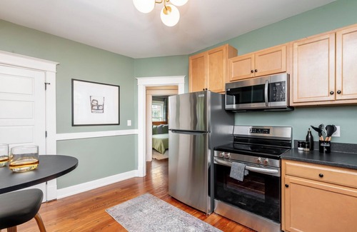 Cherokee Triangle Casa | The Paddock ~ 5BR Class & Fun In One! Hot Tub, Fire Pit, Mini Golf, Walkable