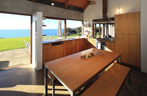 Onetangi Casa | The Pah - Stay Waiheke