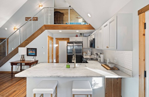 Suches Cabina | The Painted Peak - Fast WiFi, Dog-Friendly, Firepit, Mountain Getaway!