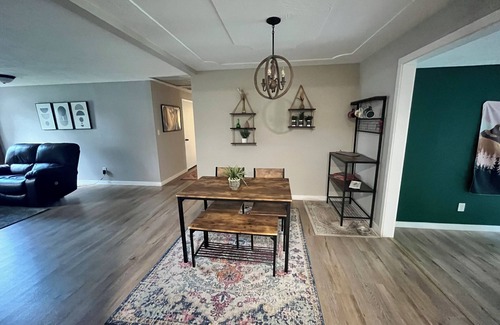 Springfield Casa | The Painted Peaks Room