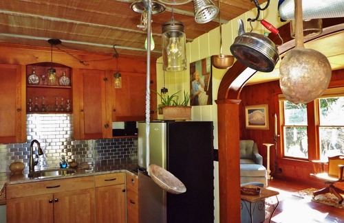 Kerrville Cabaña | La cabaña del pintor: el encanto de Hill Country en un campamento ecléctico metodista