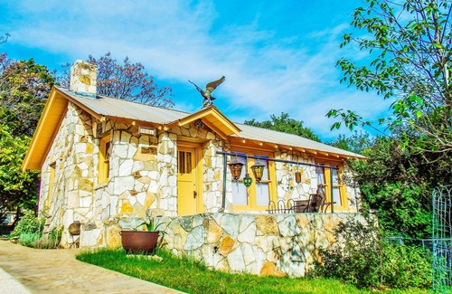 Kerrville Cabaña | La cabaña del pintor: el encanto de Hill Country en un campamento ecléctico metodista