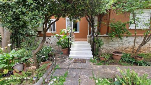 Nea Makri Casa | The Painter's Garden, Walk to Sea, Onsite Parking