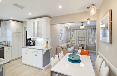 Parrot Cove Cabaña | The Palm Cottage- 7 min drive to the beach