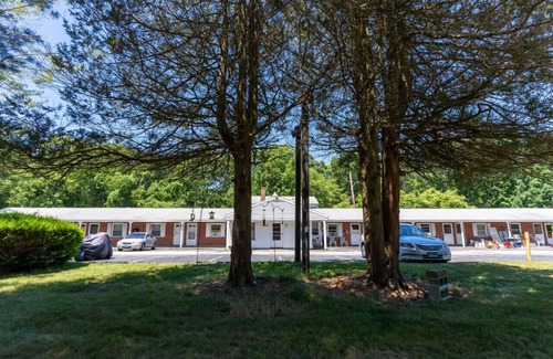Old Mystic Apartamento | The Palmer Studio · Near Mystic, Casinos + USCGA
