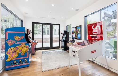 Venice Casa | The Palms Pad - 5 Min from Beach - Golf,Arcade,Sauna