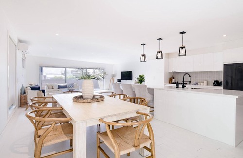 Wamberal Casa | THE PALMS @ WAMBERAL | Pool, close to beach | Accom Holidays