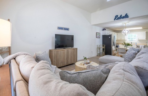 Oxford Casa | The Pappy, 2BR House by Velvet Ditch Villas