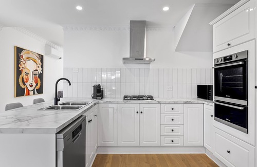 Norwood Casa | The Parade Luxury, Wifi & 3BR