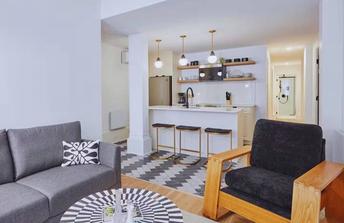 Shaughnessy Village Apartamento | The Paris - 4-bedroom Apartment in Downtown Montreal With Parking