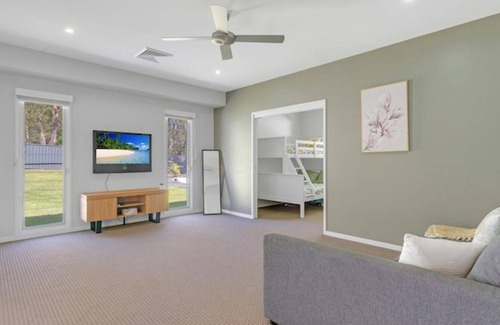 St. Georges Basin Casa | The Park Villa - Pool, Family Friendly