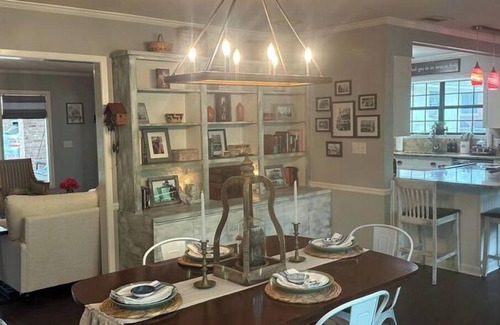Laurel Casa | NEW LISTING! The Parker House-Stylish 3 Bedroom 2.5 miles to Downtown Laurel