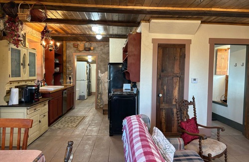 Hays Cabaña | The Parsonage 1873 - cozy, unique, near downtown