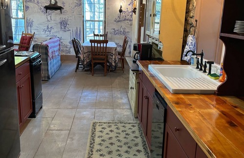 Hays Cabaña | The Parsonage 1873 - cozy, unique, near downtown