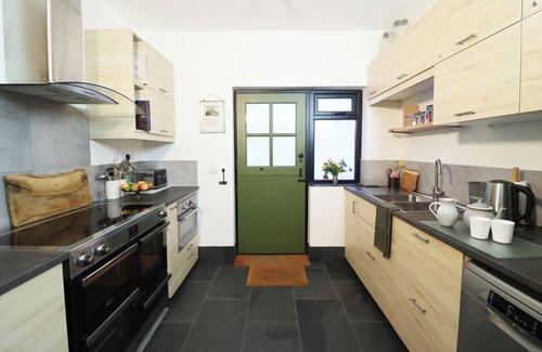 Llantwit Major Cabaña | THE PAVILLION, family friendly, with open fire in Llantwit Major
