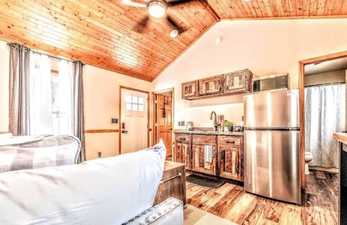 Wisconsin Dells Cabina | The Pawfect Retreat: Your Pup Stays Free! Peaceful Cabin on the WI River