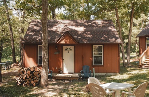 Wisconsin Dells Cabina | The Pawfect Retreat: Your Pup Stays Free! Peaceful Cabin on the WI River