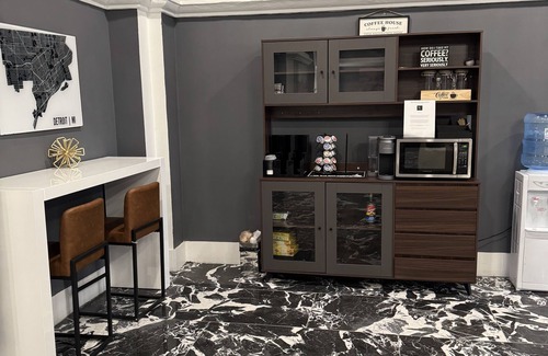 Midtown Apartamento | The Peace Palace! Fabulous 2-bedroom apartment, close to downtown Detroit.