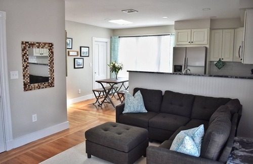 Fifth Ward Apartamento | The Peaceful Puffin - 2-bedroom apartment with AC in Newport, RI
