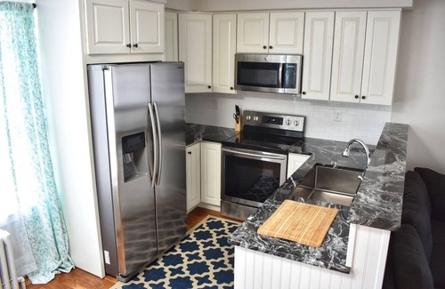 Fifth Ward Apartamento | The Peaceful Puffin - 2-bedroom apartment with AC in Newport, RI