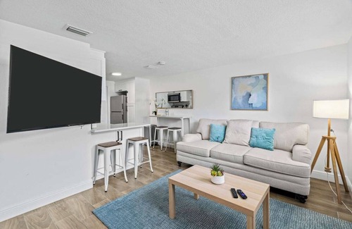 Plant City Casa | Kick back and relax in this calm, stylish space