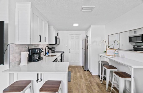 Plant City Casa | Kick back and relax in this calm, stylish space
