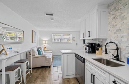 Plant City Casa | Kick back and relax in this calm, stylish space