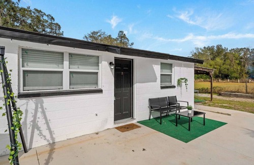 Plant City Apartamento | Kick back and relax in this calm, stylish space