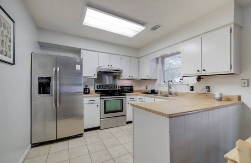 Pooler Casa | "The Peach" Family Friendly Oasis Pets Welcome