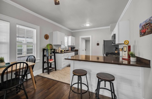 Tulsa Casa | The Peach on Route 66/TV in Both Bedrooms/Pergola