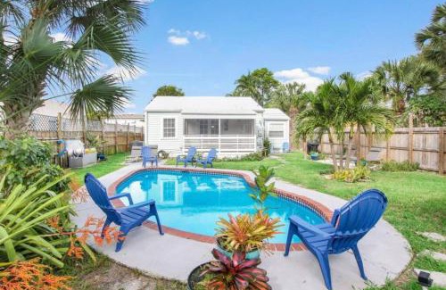 Mango Groves Casa | The Peacock Bungalow- Heated Pool & Jacuzzi- 5 min to beach!