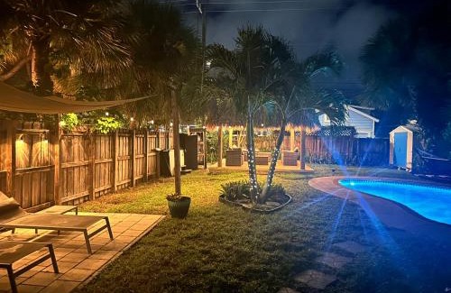 Mango Groves Casa | The Peacock Bungalow- Heated Pool & Jacuzzi- 5 min to beach!