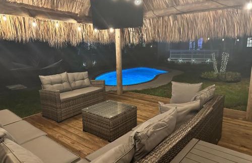 Mango Groves Casa | The Peacock Bungalow- Heated Pool & Jacuzzi- 5 min to beach!