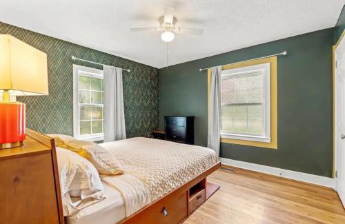 Old Irving Park Casa | The Peacock House - Close to Restaurants and Shops