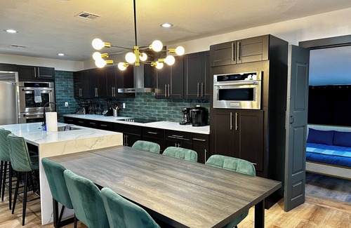 North Las Vegas Casa | The Peacock Inn LV - 8 Bdr 4 Bth 14 Beds, Free Spa Heat, WiFi